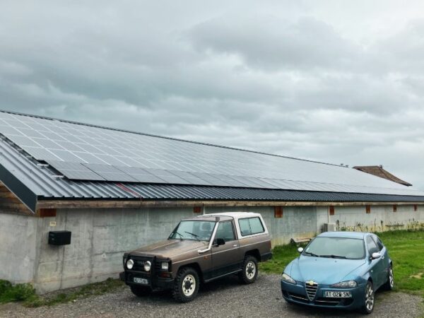 panneau solaire entreprise sur toiture de bbâtiment gris professionnel