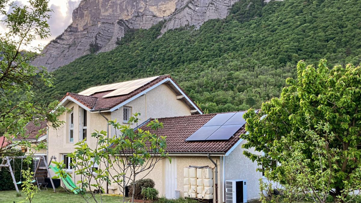 Des panneaux solaires posés par Alpesphotons