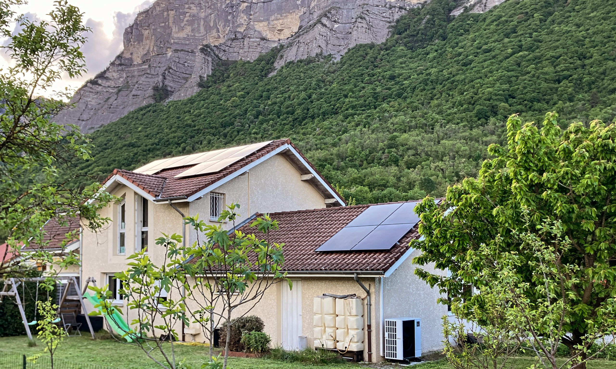 Des panneaux solaires posés par Alpesphotons