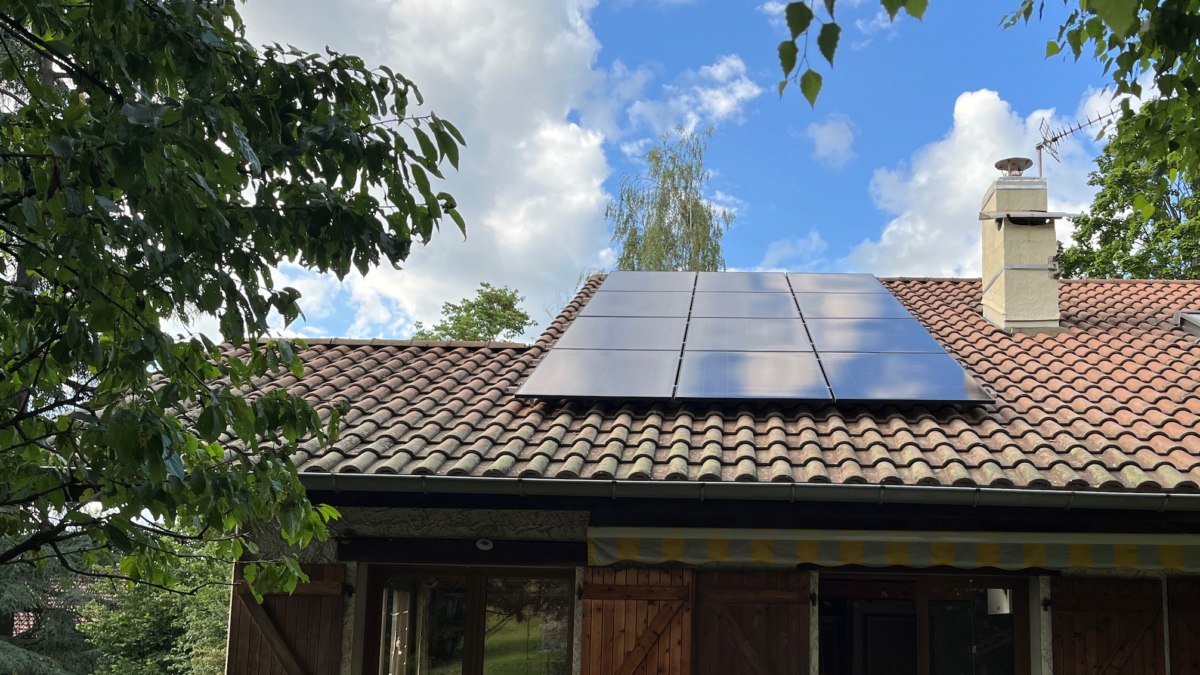 Des panneaux solaires Alpesphotons sur le toit de cette maison