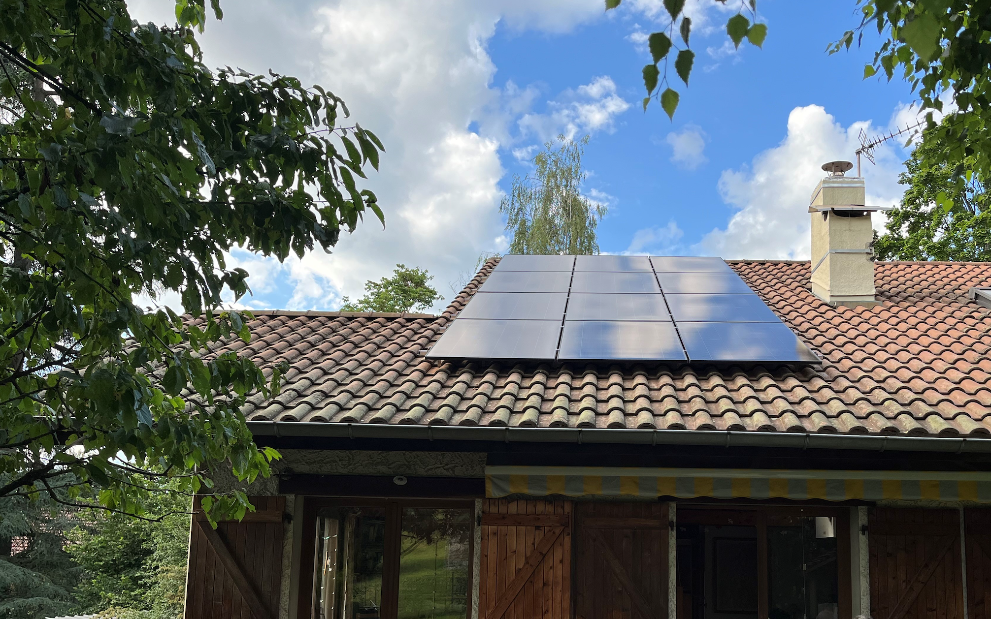 Des panneaux solaires Alpesphotons sur le toit de cette maison