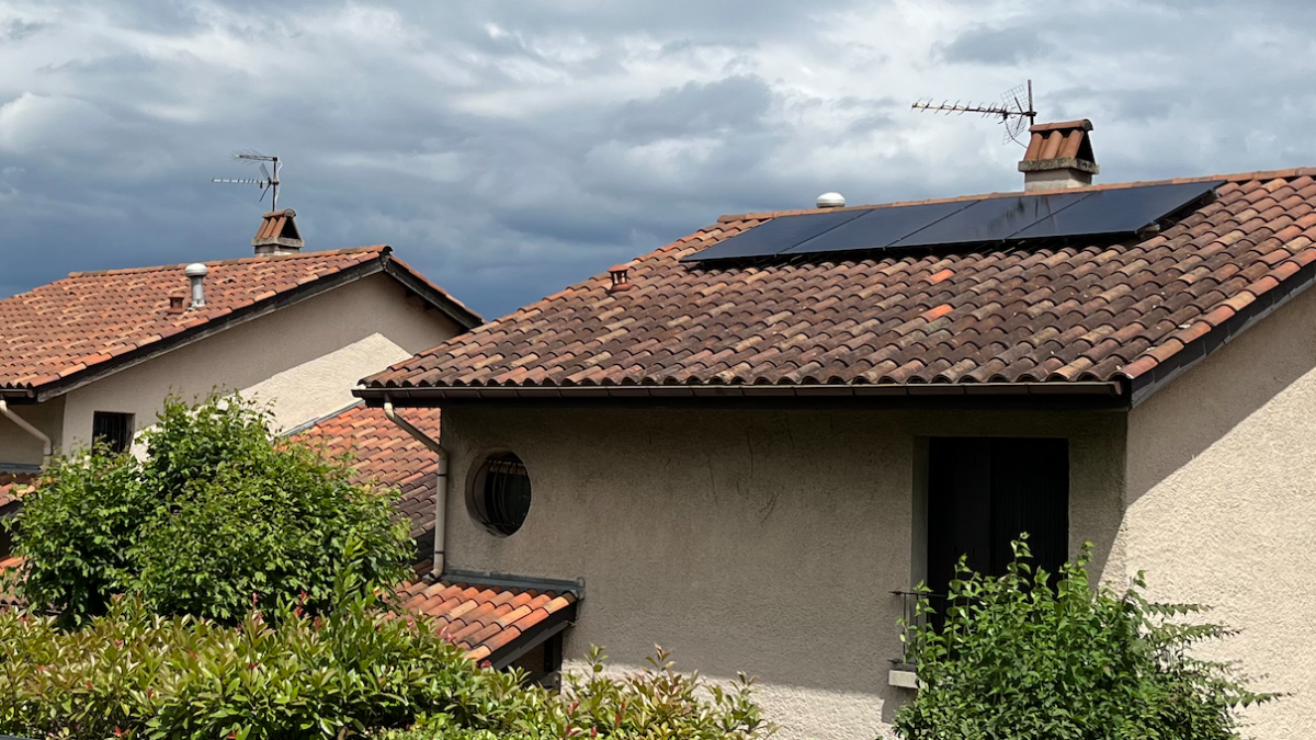 toiture et panneaux solaires Alpesphotons