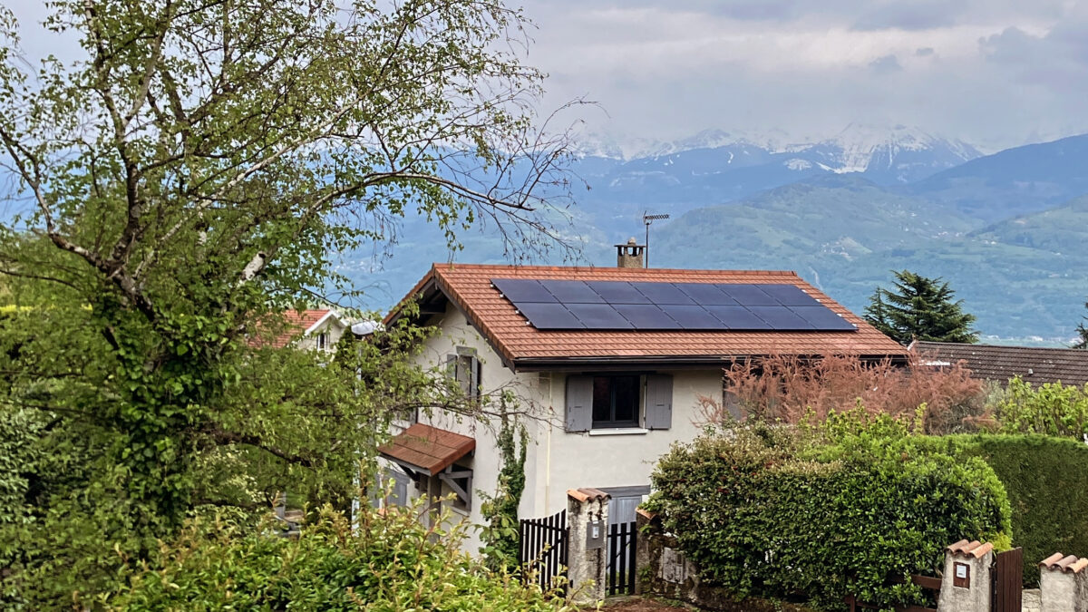 Des panneaux solaires posés par Alpesphotons