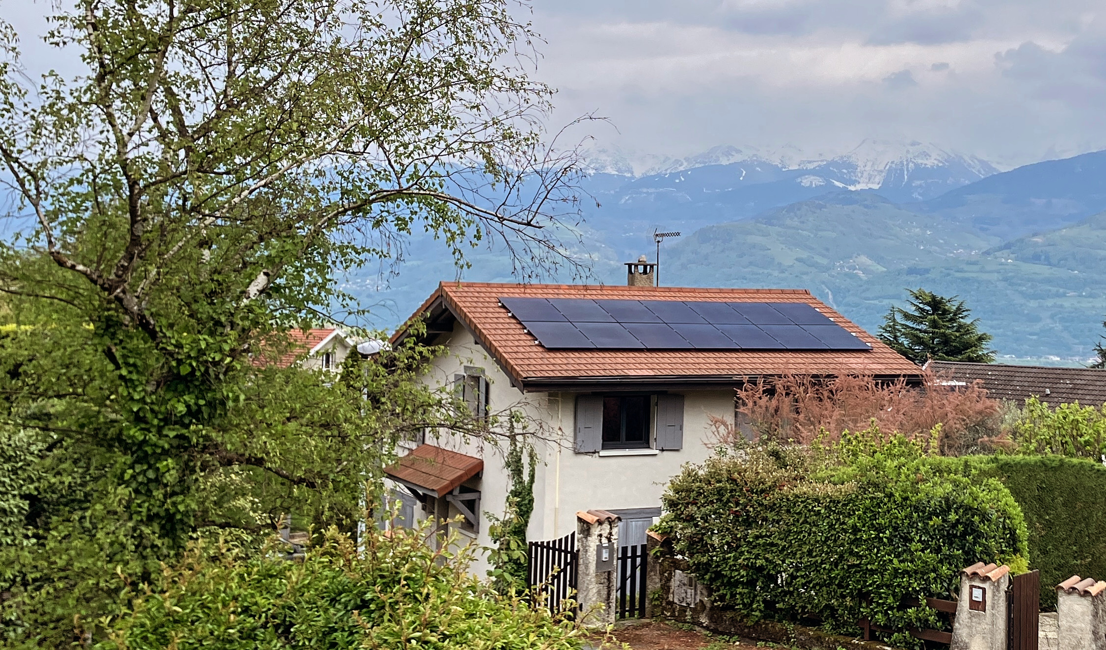 Des panneaux solaires posés par Alpesphotons