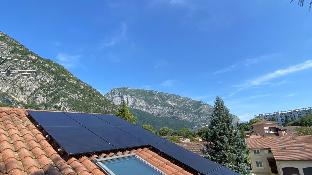 Alpesphotons installe les panneaux solaires de façon optimisé