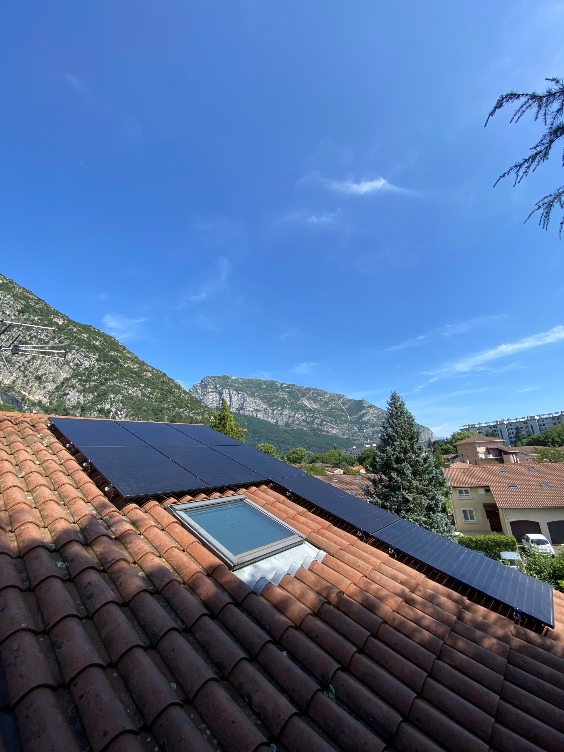 Alpesphotons installe les panneaux solaires de façon optimisé