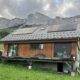 Une maison en bois en montagne a été équipée sur son toit par Alpesphotons en panneaux photovoltaiques.