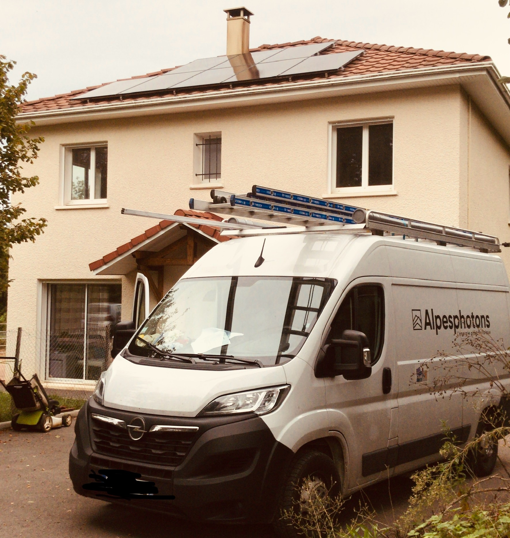 Des panneaux solaires Alpesphotons sur les toites de cette maison multi orientation