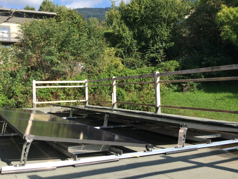 Installation de panneaux solaire sur un toit terrasse par Alpesphotons