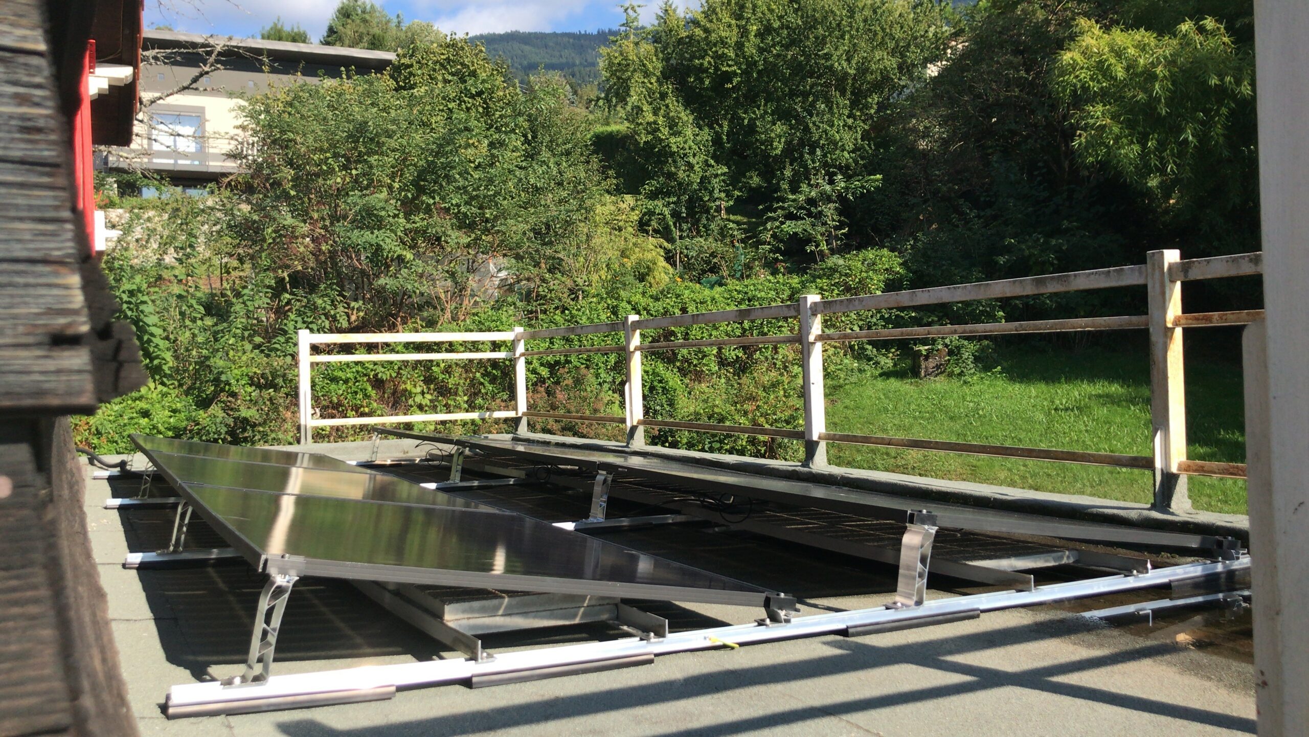 Installation de panneaux solaire sur un toit terrasse par Alpesphotons