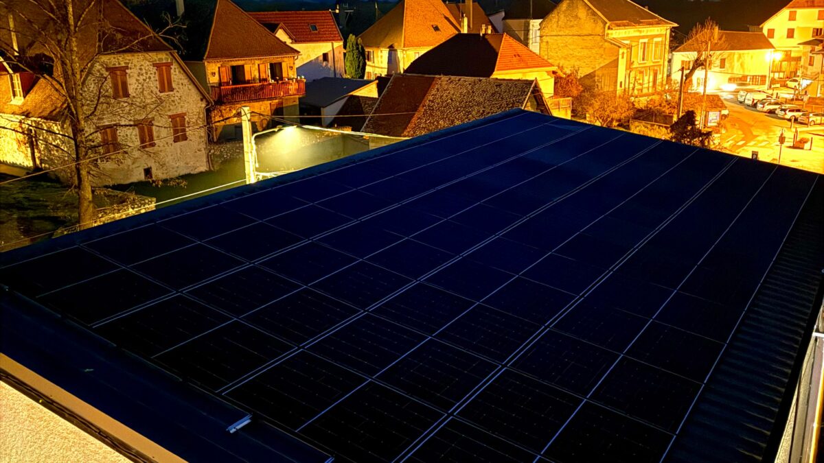 Vue aérienne sur toit d'une bibliothèque avec des panneaux solaires Alpesphotons.