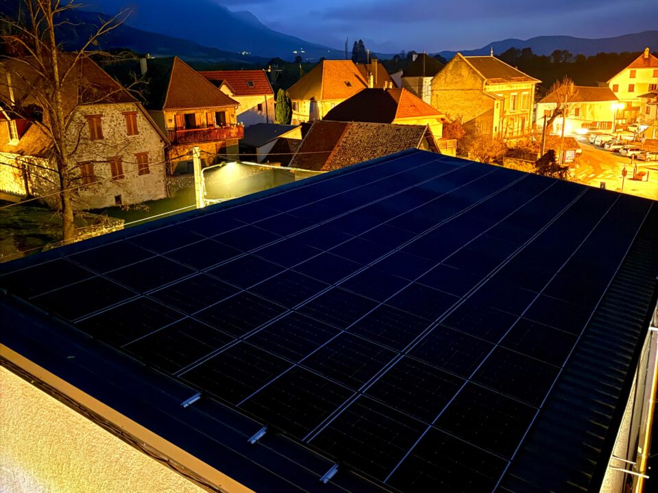 Vue aérienne sur toit d'une bibliothèque avec des panneaux solaires Alpesphotons.