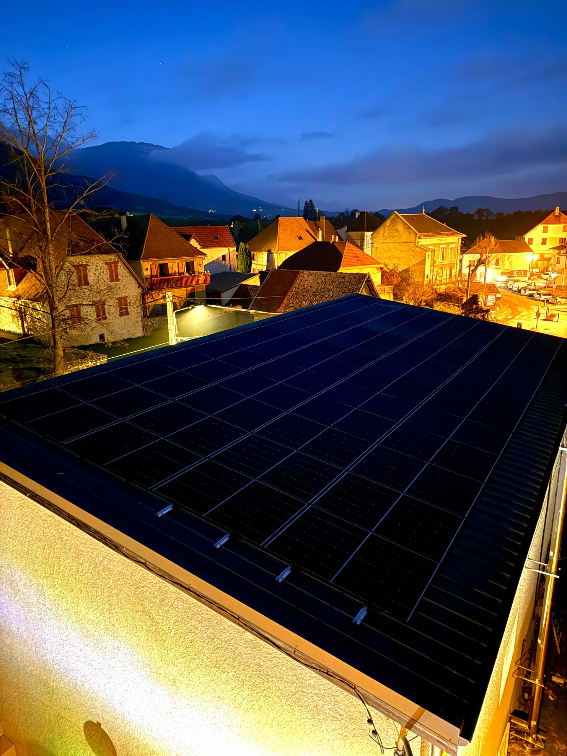 Vue aérienne sur toit d'une bibliothèque avec des panneaux solaires Alpesphotons.